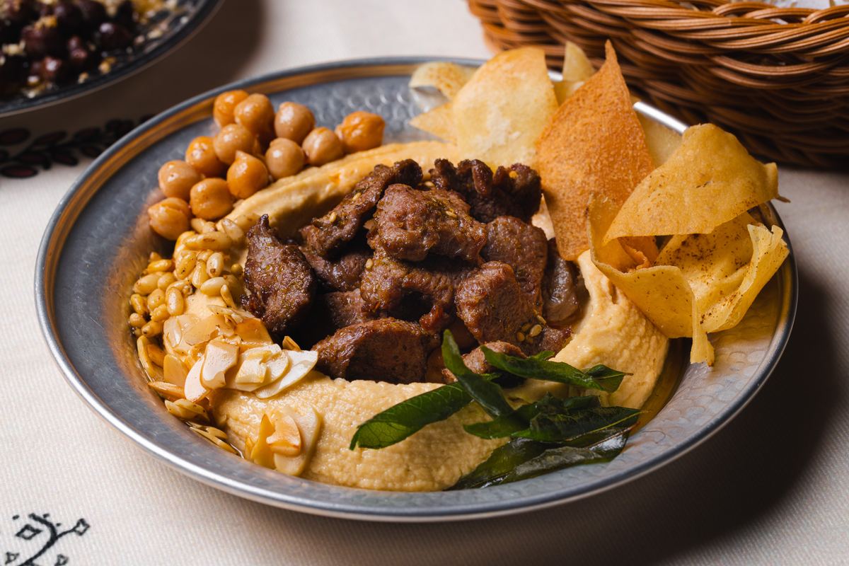 Hummus lamb: hummus topped with spiced lamb, chickpeas and crisp pita