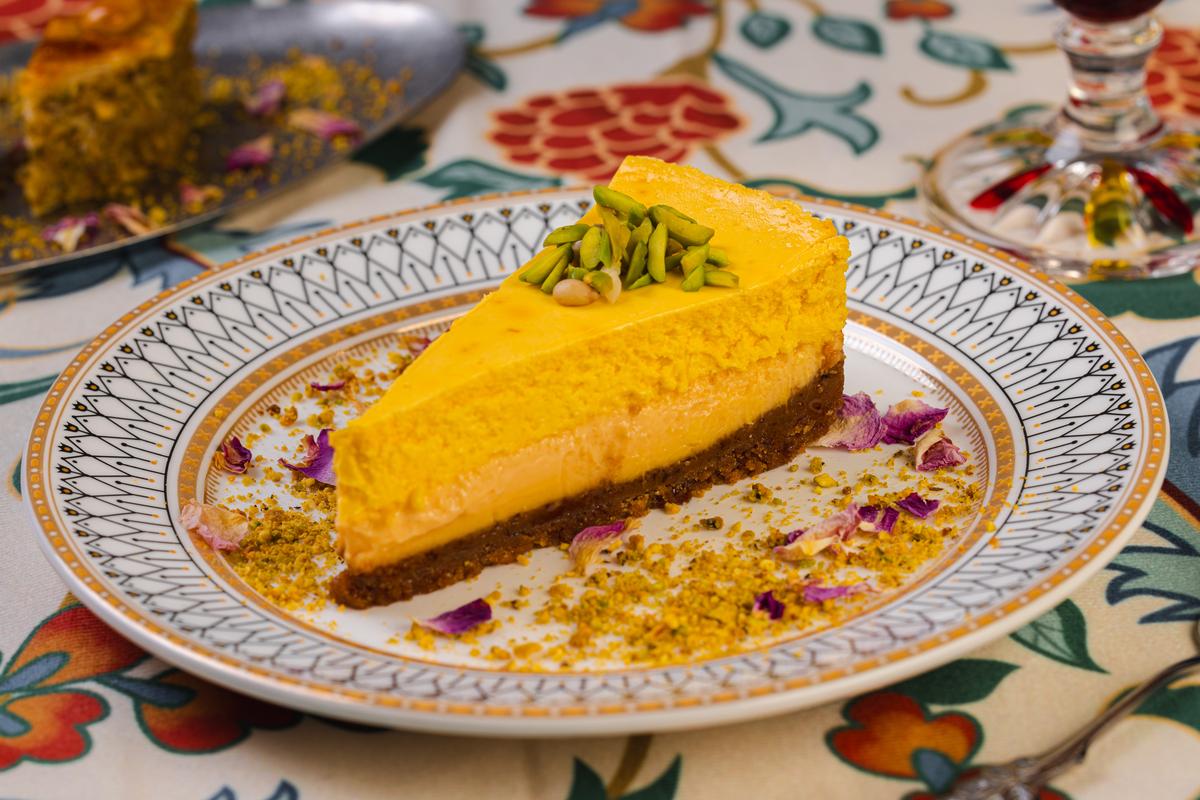Saffron cheesecake with a pistachio crust